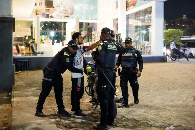 Policías requisan a un ciudadano durante un operativo del Plan Avispa en Cartagena