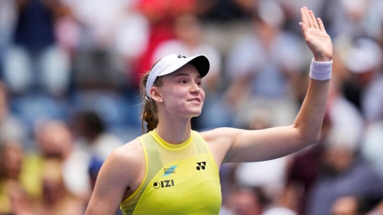 Elena Rybakina celebra con el trofeo del US Open 2026