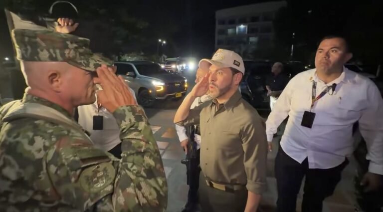 El presidente Abelardo De La Espriella saluda a un oficial militar durante su visita a Santa Marta