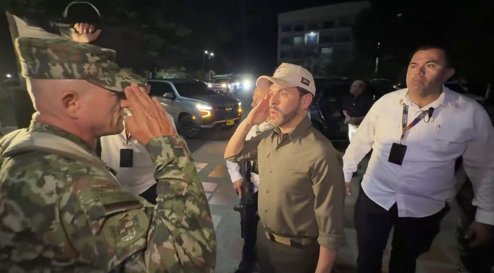 El presidente Abelardo De La Espriella saluda a un oficial militar durante su visita a Santa Marta