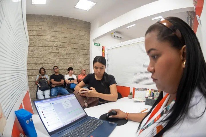 Usuario validando su tarjeta con tarifa diferencial en TransCaribe