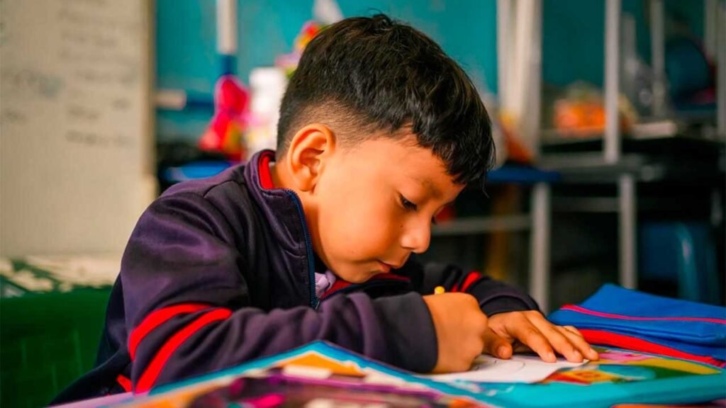 Estudiantes en una institución educativa afectada por el terremoto del 10 de agosto