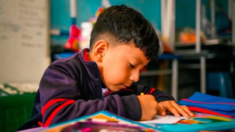 Estudiantes en una institución educativa afectada por el terremoto del 10 de agosto