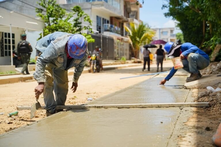 Obreros pavimentando en concreto una calle de Turbaco, Bolívar