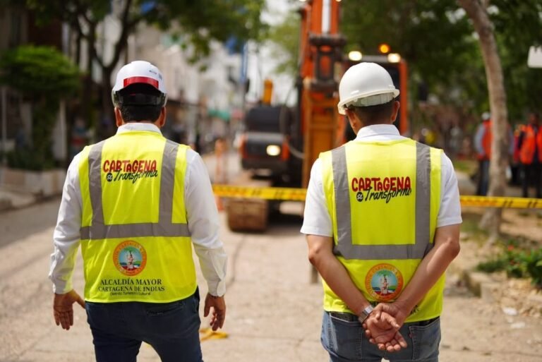 Funcionarios de la Alcaldía de Cartagena supervisan el inicio de las obras en la vía principal de Villas de La Candelaria