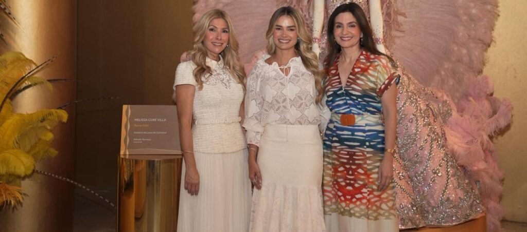 La primera dama Ana Lucía Pineda y Jeanette Dousdebes Rubio durante su recorrido por el Museo del Carnaval