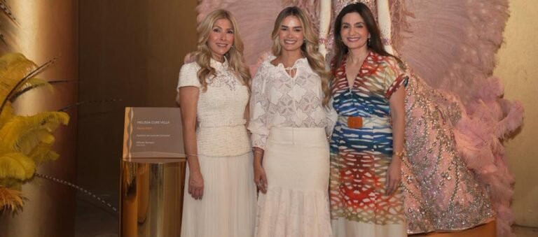 La primera dama Ana Lucía Pineda y Jeanette Dousdebes Rubio durante su recorrido por el Museo del Carnaval