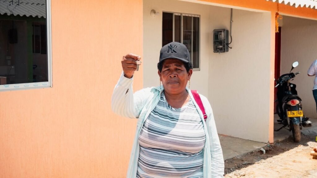Familias víctimas del conflicto reciben las llaves de sus nuevas viviendas en San Pablo, Bolívar