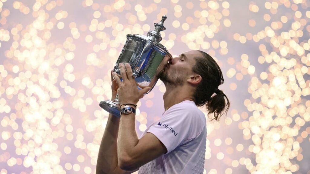 Alexander Zverev celebra con el trofeo del US Open 2026