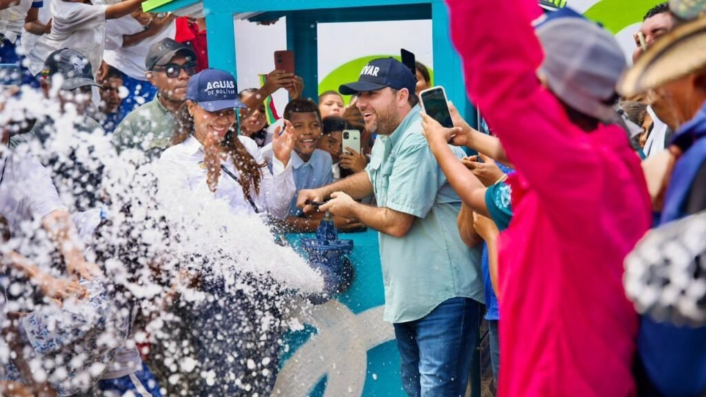 Funcionarios de la Gobernación y de Aguas de Bolívar abren el agua de un nuevo acueducto mientras la comunidad celebra