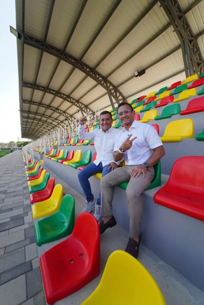Los alcaldes Dumek Turbay y Hugo Kerguelén en las graderías del estadio de Nuevo Chambacú
