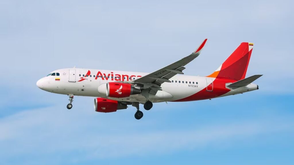 Avión de Avianca en vuelo con el tren de aterrizaje desplegado, imagen de referencia