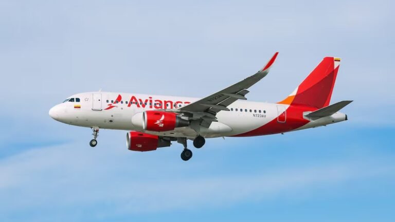 Avión de Avianca en vuelo con el tren de aterrizaje desplegado, imagen de referencia