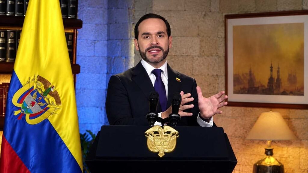 El presidente Abelardo De La Espriella, de traje oscuro, habla desde un atril durante su alocución, junto a la bandera de Colombia