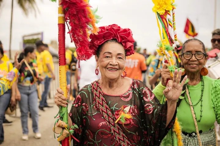 Dos cultoras mayores de Cartagena con trajes tradicionales durante un desfile cultural