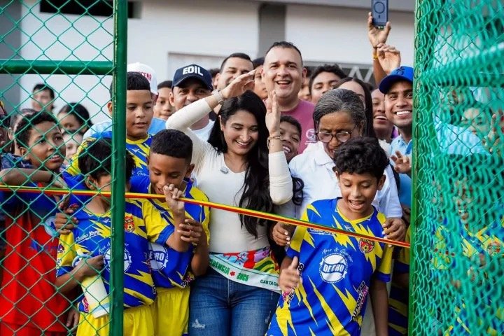 Niños con uniformes de fútbol y vecinos de Blas de Lezo cortan la cinta en la entrega de la cancha sintética renovada