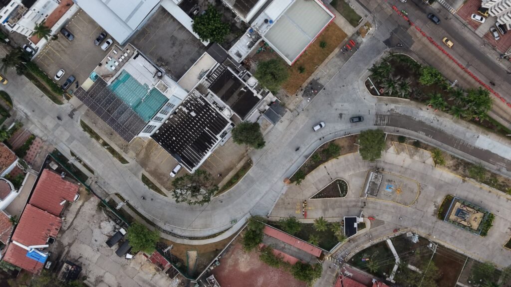 Vista aérea de la vía curva recién pavimentada en Bocagrande, cerca de la entrada a la Base Naval, rodeada de edificios y zonas verdes