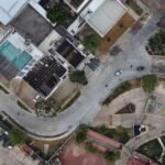 Vista aérea de la vía curva recién pavimentada en Bocagrande, cerca de la entrada a la Base Naval, rodeada de edificios y zonas verdes