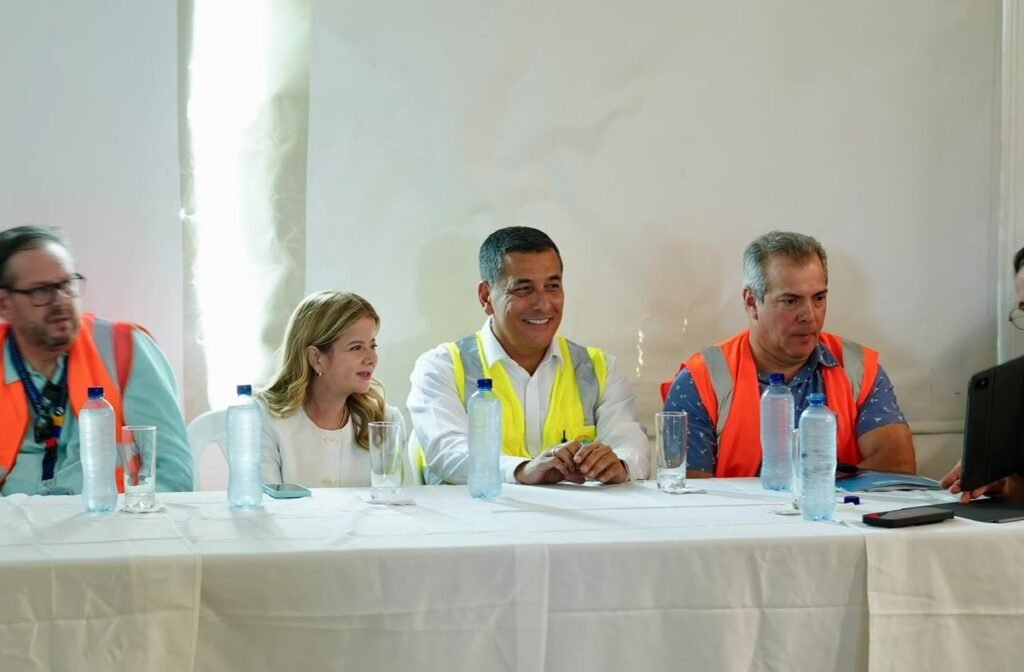 El alcalde Dumek Turbay y funcionarios en la mesa de trabajo sobre Bonga Park y los taxistas del aeropuerto