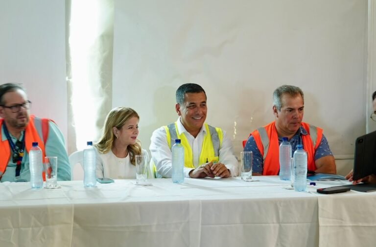 El alcalde Dumek Turbay y funcionarios en la mesa de trabajo sobre Bonga Park y los taxistas del aeropuerto