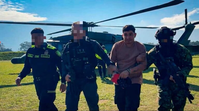 Uniformados de la Fuerza Pública conducen a un capturado junto a un helicóptero militar en zona rural de Antioquia
