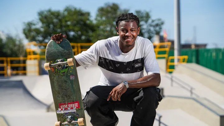 Jarlyng "Chamba" Ramírez sonríe agachado con su patineta en el nuevo skatepark de Nuevo Chambacú