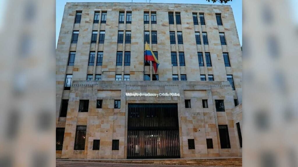 Fachada del edificio del Ministerio de Hacienda y Crédito Público en Bogotá con la bandera de Colombia