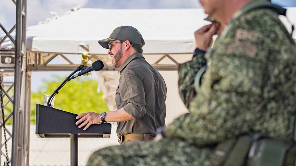 El presidente Abelardo De La Espriella habla desde un atril en un acto con militares