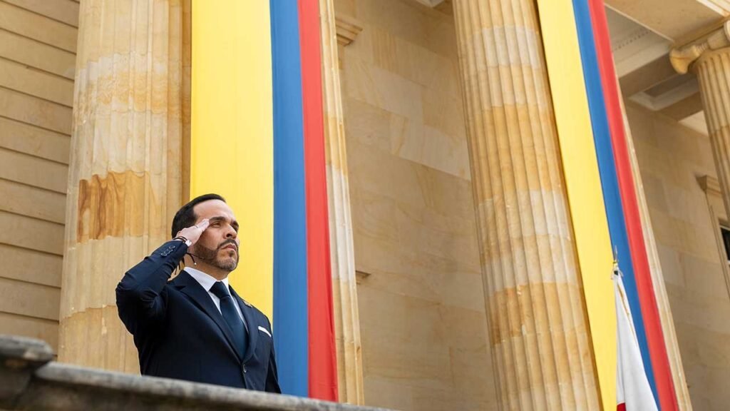 El presidente Abelardo De La Espriella hace el saludo militar en un balcón entre columnas y banderas de Colombia