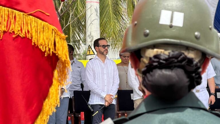 El presidente Abelardo De La Espriella, de guayabera blanca, durante la ceremonia en la Base Naval, con un militar en primer plano