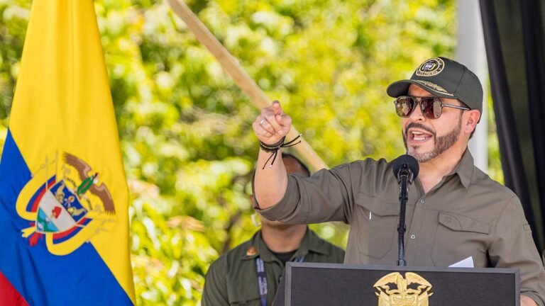 El presidente Abelardo De La Espriella, con gorra y camisa verde oliva, habla desde un atril junto a la bandera de Colombia