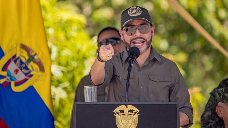 El presidente Abelardo De La Espriella habla desde un atril con el escudo de Colombia durante el acto en Valledupar