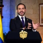 El presidente Abelardo De La Espriella habla desde un atril con el escudo de Colombia, junto a la bandera nacional