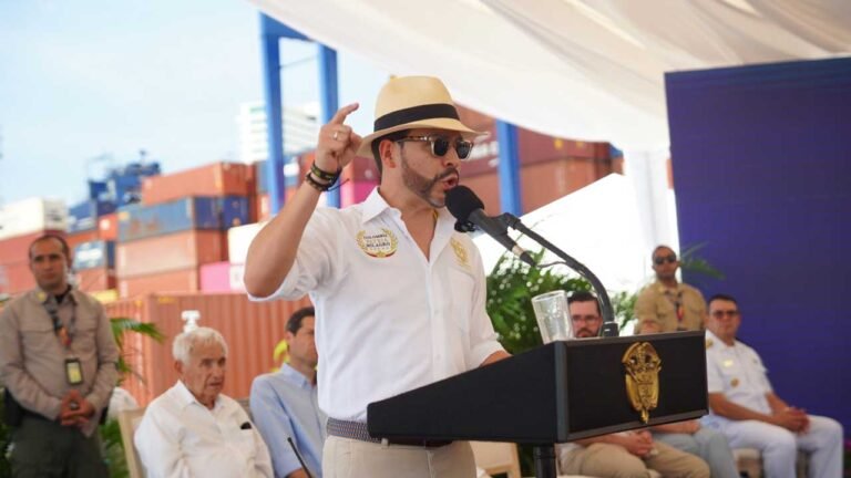 El presidente Abelardo De La Espriella, con sombrero vueltiao y camisa blanca, habla desde un atril frente a contenedores en el Puerto de Cartagena