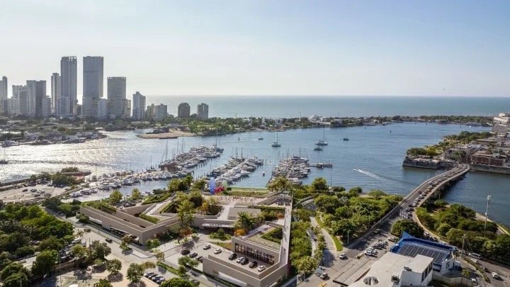 Imagen del diseño del Distrito Creativo de Manga, con edificaciones de techos verdes frente a la marina y los edificios de Bocagrande al fondo