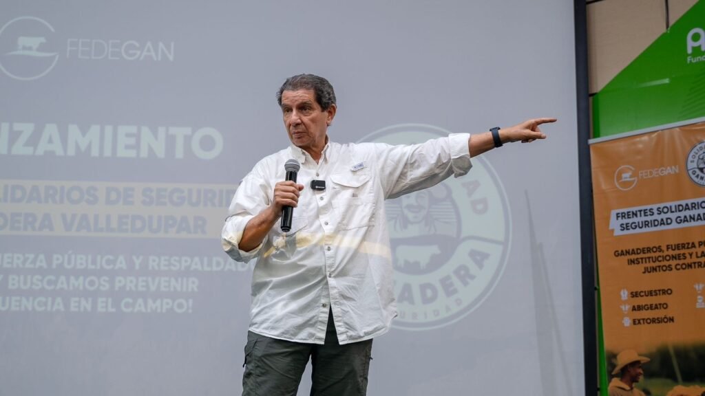 José Félix Lafaurie, presidente de Fedegán, habla con micrófono durante un evento del gremio ganadero