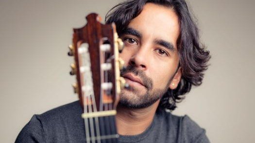 El guitarrista flamenco español Daniel Casares posa junto al mástil de una guitarra