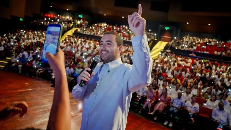 El gobernador Yamil Arana habla con micrófono ante el auditorio lleno de docentes durante el Foro Educativo Departamental Bolívar Somos Todos
