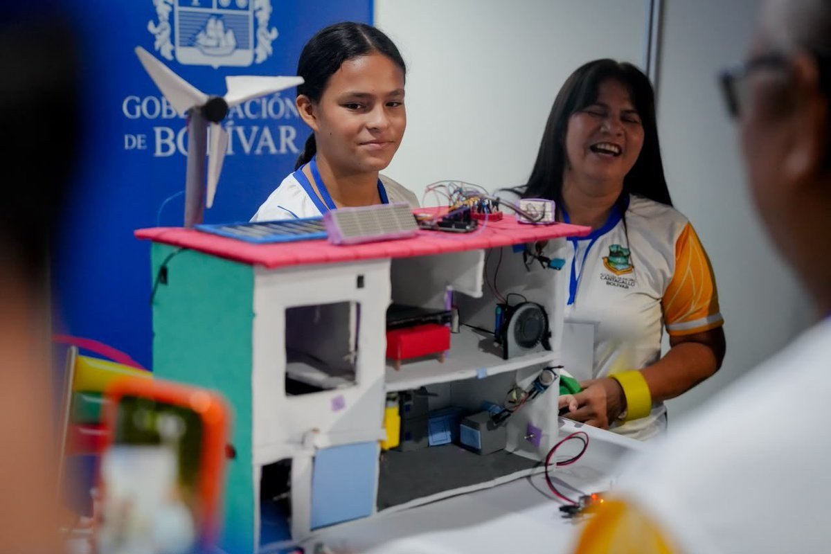 Una estudiante y una docente presentan un proyecto de vivienda con paneles solares en el Foro Educativo de Bolívar