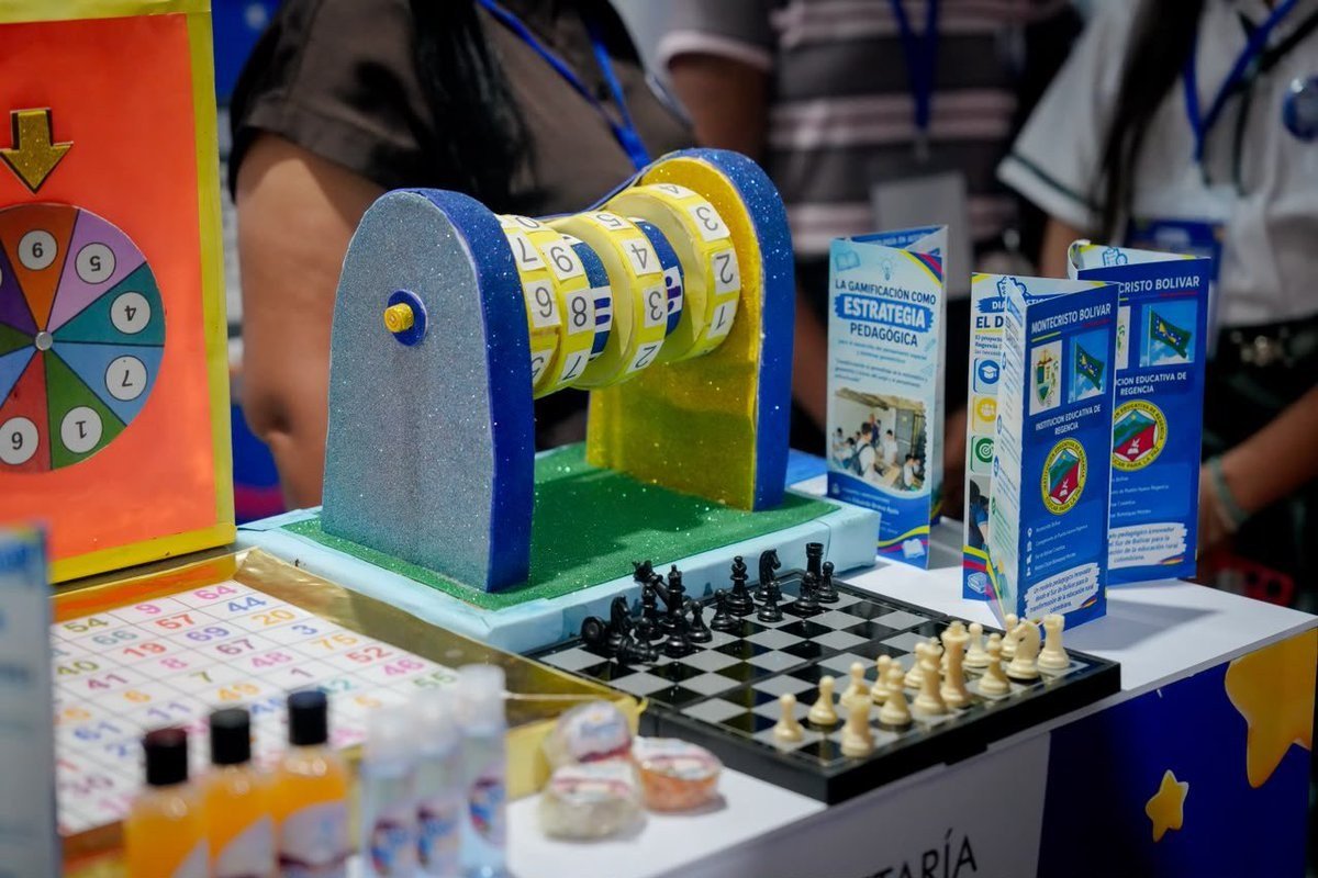 Proyectos pedagógicos con juegos, tableros de ajedrez y productos artesanales expuestos por colegios de Bolívar en el foro