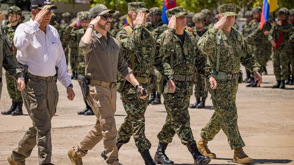 El presidente Abelardo De La Espriella y comandantes militares saludan durante el desfile de activación de la Fuerza de Tarea Conjunta Urano en Valledupar