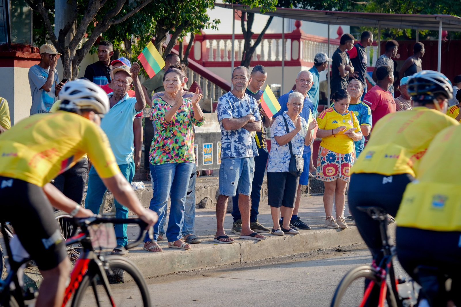 Habitantes de un municipio de Bolívar aplauden al paso de ciclistas con camisetas amarillas