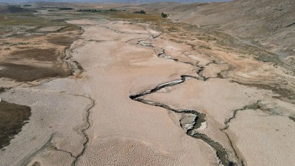 Cauce de un río completamente seco, con el suelo agrietado por la sequía