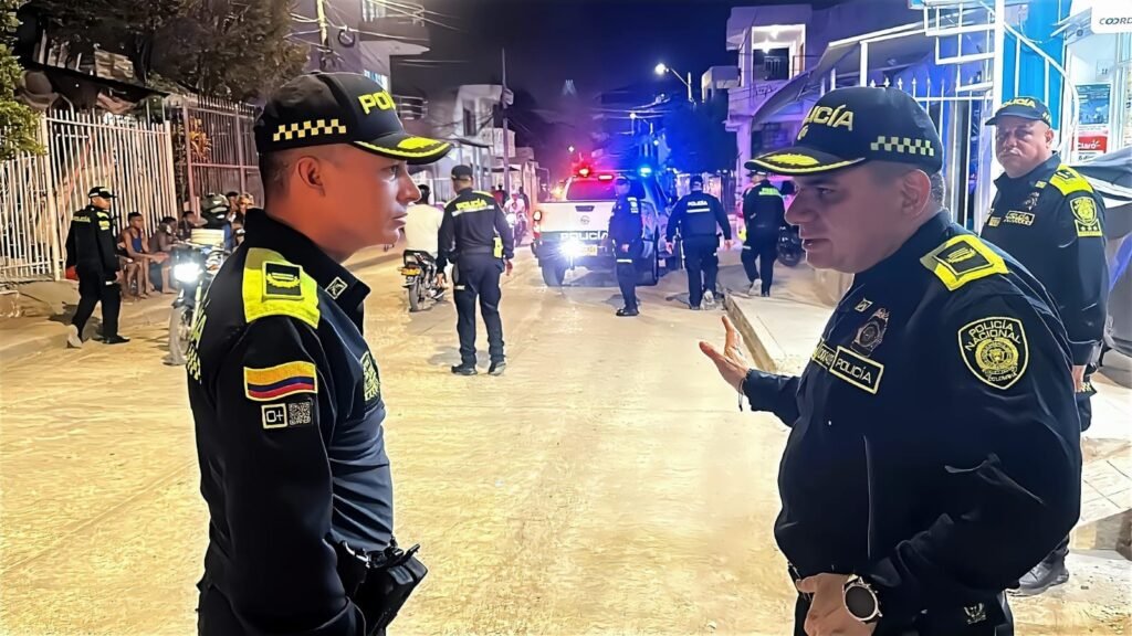 El coronel Juan Pablo Ruiz, comandante de la Policía de Cartagena, conversa con un oficial durante el operativo nocturno en una calle de La Boquilla