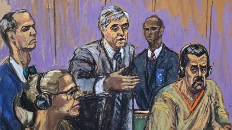 Dibujo de una audiencia judicial en Nueva York en el que aparecen Nicolás Maduro y Cilia Flores con audífonos de traducción junto a sus abogados