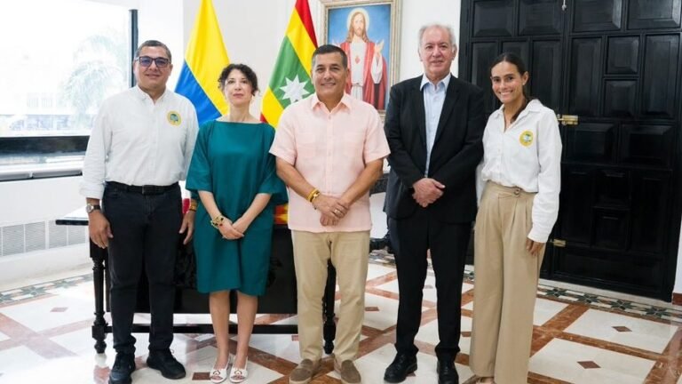 El alcalde Dumek Turbay y el embajador de Italia, Giancarlo María Curcio, posan con funcionarios frente a las banderas de Colombia y Cartagena