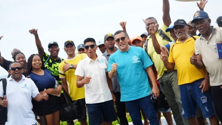 Nairo Quintana y el alcalde Dumek Turbay celebran con pescadores y ciudadanos durante el recorrido por el Gran Malecón del Mar en Cartagena