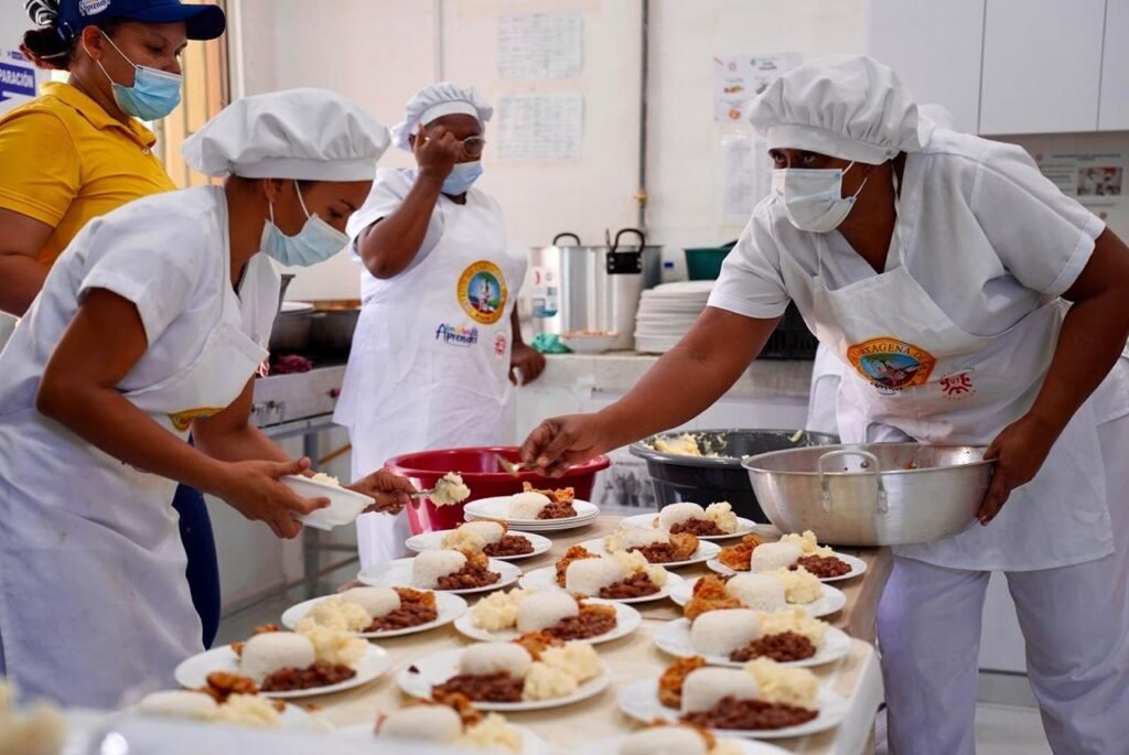 Manipuladoras de alimentos sirven almuerzos en un comedor escolar del PAE en Cartagena
