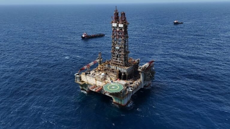 Plataforma de perforación en aguas profundas del mar Caribe, rodeada de embarcaciones de apoyo