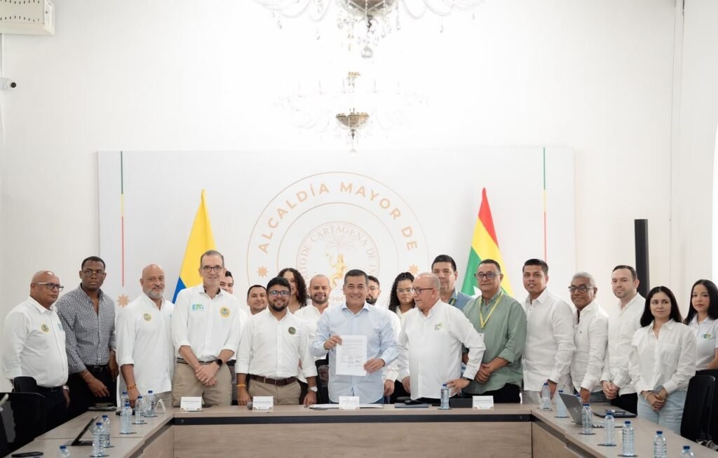 El alcalde Dumek Turbay y funcionarios de Planeación, Cardique y EPA Cartagena tras la firma del acta de concertación ambiental del POT